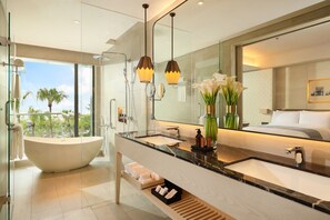 Premier-Zweibettzimmer | Badezimmer | Dusche, kostenlose Toilettenartikel, Haartrockner, Bademäntel