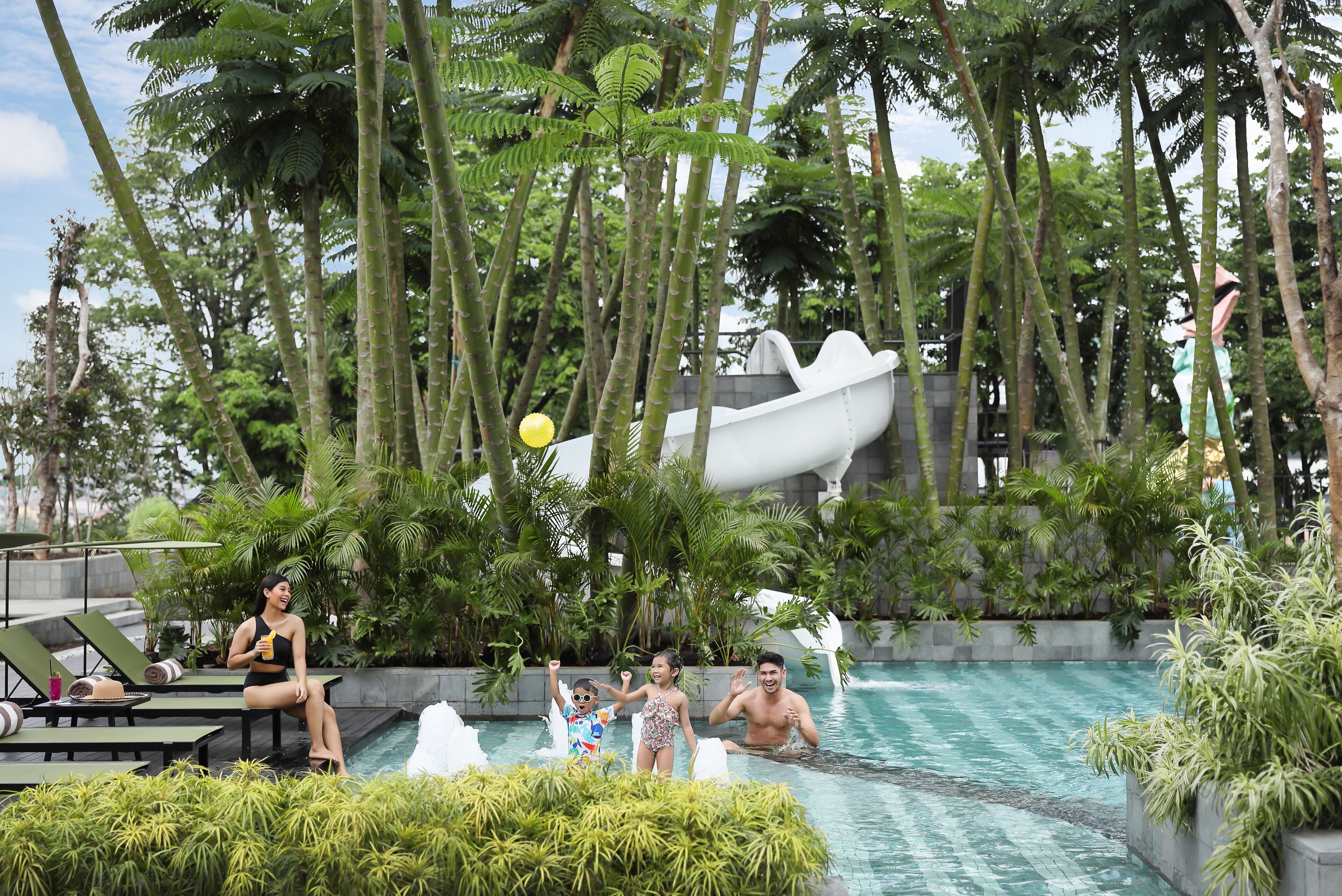 室外游泳池，提供泳池遮陽傘和日光浴躺椅