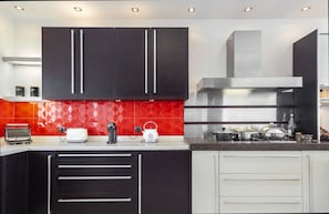 Romantic House, 3 Bedrooms, Sea View | Private kitchen