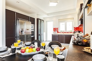 Romantic House, 3 Bedrooms, Sea View | Private kitchen