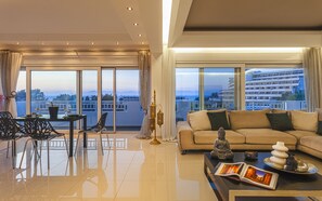 Romanttinen talo, 3 makuuhuonetta, merinäköala | Oleskelualue | 32–tuumainen äly-TV, jossa satelliittikanavat