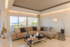 Romanttinen talo, 3 makuuhuonetta, merinäköala | Oleskelualue | 32–tuumainen äly-TV, jossa satelliittikanavat