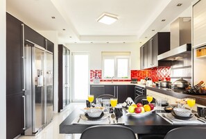 Romantic House, 3 Bedrooms, Sea View | Private kitchen