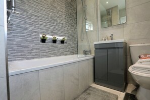 Shower - North Finchley N12 - Sophisticated 3Bedroom/2Bathroom Pet-Friendly Duplex Flat w/ FREE WIFI (London)