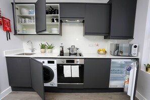 Fridge, microwave, oven - North Finchley N12 - Sophisticated 3Bedroom/2Bathroom Pet-Friendly Duplex Flat w/ FREE WIFI (London)