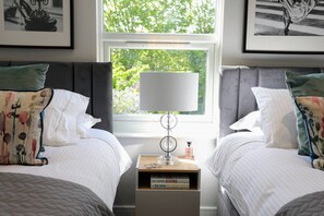 3 bedrooms, iron/ironing board, free WiFi - North Finchley N12 - Sophisticated 3Bedroom/2Bathroom Pet-Friendly Duplex Flat w/ FREE WIFI (London)