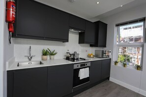 Fridge, microwave, oven - North Finchley N12 - Sophisticated 3Bedroom/2Bathroom Pet-Friendly Duplex Flat w/ FREE WIFI (London)