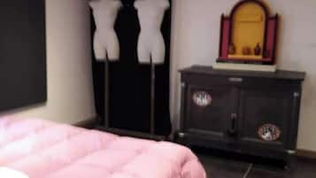 1 Schlafzimmer, Schreibtisch, schallisolierte Zimmer