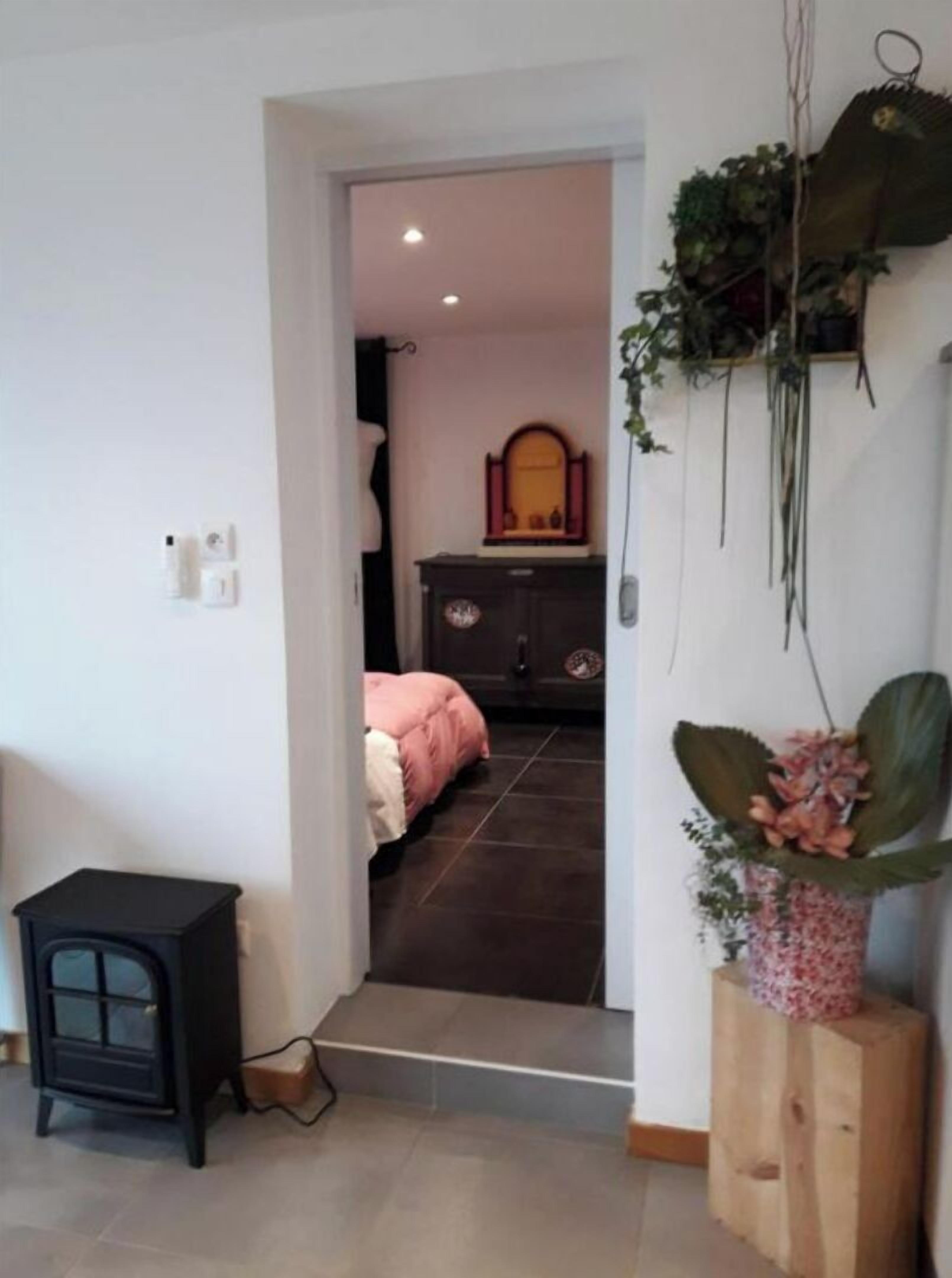 1 chambre, bureau, chambres insonorisées, fer et planche à repasser