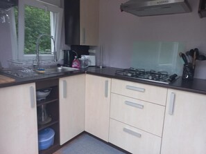 Kjøleskap, mikrobølgeovn, ovn og kokeplater