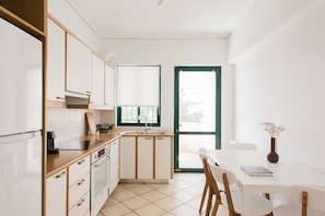 Fridge, oven, dishwasher, coffee/tea maker