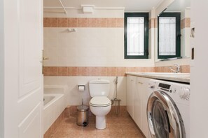 Dusj, hårføner, håndklær og såpe