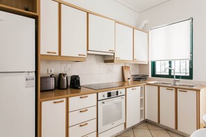 Fridge, oven, dishwasher, coffee/tea maker