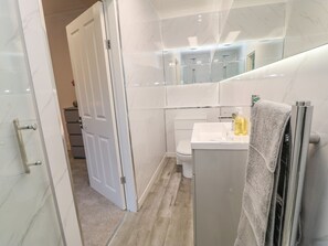 Cottage | Bathroom | Shower - Glebe House (Seaham)