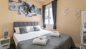 A modern hotel room with a large bed, grey bedding, a grey headboard, and a wall-mounted artwork of a lion. - ✩ direct beach location ✩ family friendly ✩ Netflix (Santa Pola)