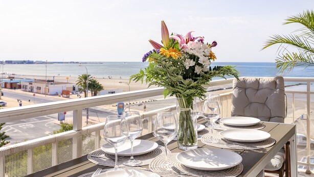 A table set for dining with a view of the beach and ocean. - ✩ direct beach location ✩ family friendly ✩ Netflix (Santa Pola)