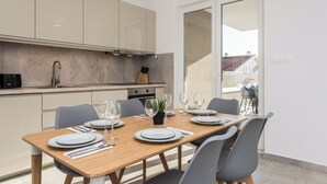 Leilighet – deluxe, 3 soverom, ikke-røyk, bassengutsikt | Spiseområde på rommet
