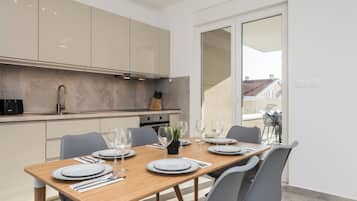 Deluxe Apartment, 3 Bedrooms, Non Smoking, Pool View | In-room dining