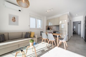 Huoneisto, 2 makuuhuonetta, pääsy uima-altaalle | Oleskelualue | 55–tuumainen taulutelevisio, jossa kaapelikanavat