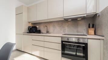 Appartamento Deluxe, 3 camere da letto, non fumatori, vista piscina | Cucina privata | Frigorifero, forno, piano cottura, lavastoviglie