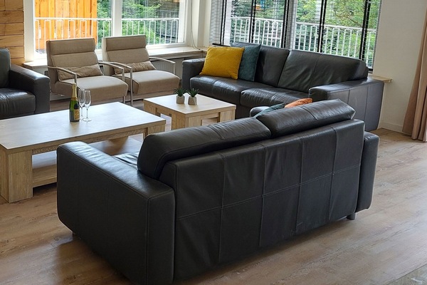 Wohnzimmer mit Smart-TV und Zugang zum Balkon und Küchen.