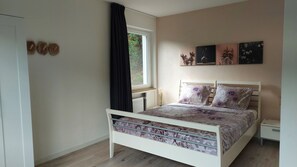 5 bedrooms, travel crib, free WiFi, bed sheets