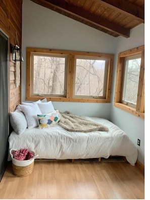 4 多间卧室、办公桌、熨斗/熨衣板、旅行婴儿床