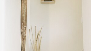 Un escalier orné d’un vase décoratif et d’un tableau encadré accroché au mur.