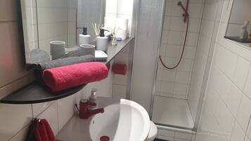 Een douche, een haardroger, handdoeken, zeep