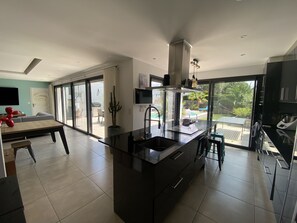 Fridge, microwave, oven, stovetop - ANGLET, 8 pers COAST HOUSE WITH SWIMMING POOL, NEAR THE BEACH, cycle path, GOLF (Anglet)