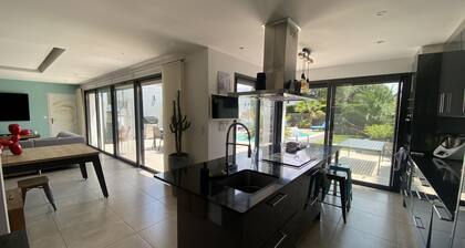ANGLET, 8 pers COAST HOUSE WITH SWIMMING POOL, NEAR THE BEACH, cycle path, GOLF