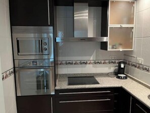 Four, plaque de cuisson, tables à manger