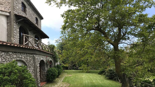 A stone building with a paved pathway leading to a well-maintained lawn. - Rocca Angelica - Villa with swimming pool, 40 min far from Positano (Santa Maria del Castello)