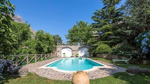 A swimming pool with stone tiles, a stone archway, and a rustic stone wall. - Rocca Angelica - Villa with swimming pool, 40 min far from Positano (Santa Maria del Castello)