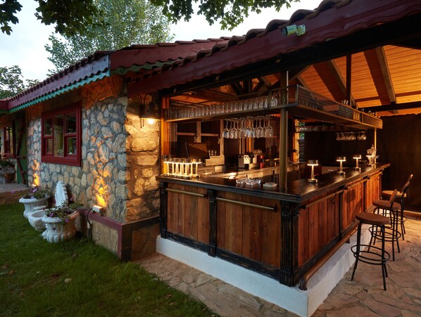 2 bars/lounges
