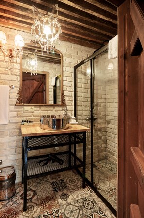 Combined shower/tub, rainfall showerhead, designer toiletries - Dachas Cove Hotel  (Sile)