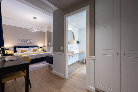 Superior Triple Room | In-room safe, desk, soundproofing, iron/ironing board