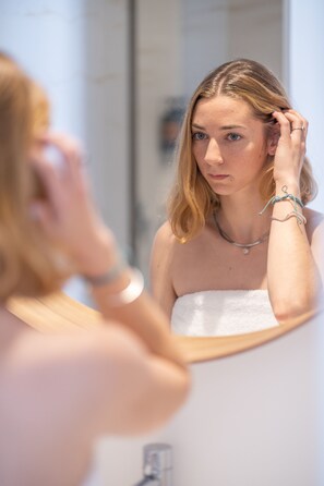 シャワー、ヘアドライヤー、タオル