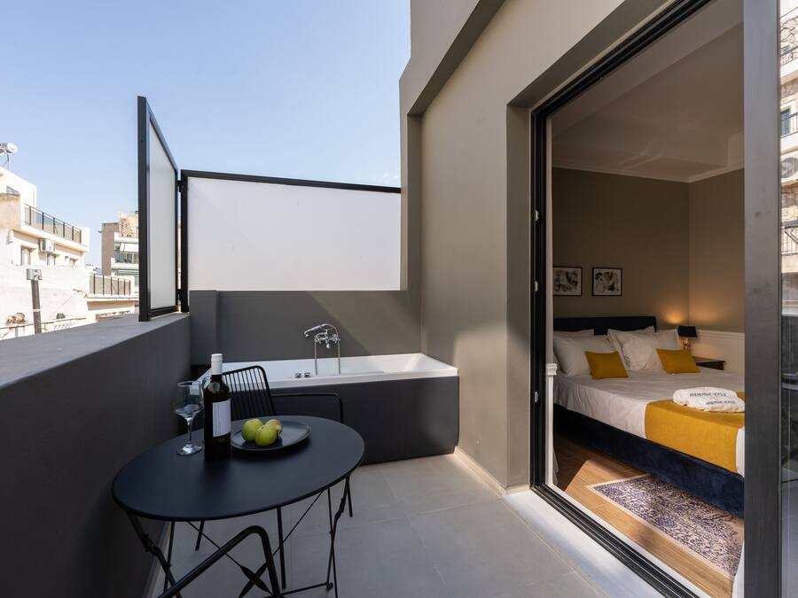 Deluxe Double Room | In-room safe, desk, soundproofing, iron/ironing board