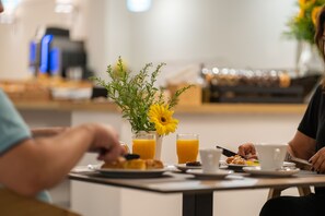 朝食 (ビュ�ッフェ)、毎日提供 (無料)