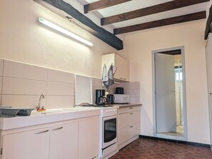 Fridge, microwave, oven - "Charming Lakeside Ground-Floor Cottage in Berry with Inclusive Amenities & Private Parking" (Migné)