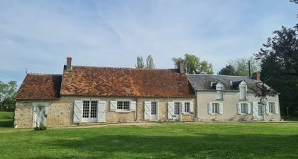 Maison de plain-pied au bord d'un étang en Berry, avec services inclus et garage pour vélos/motos