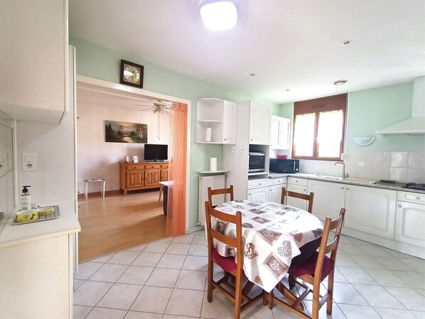 Réfrigérateur, four à micro-ondes, un four