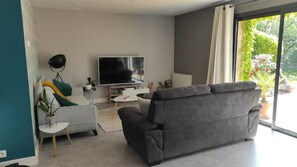 Televisie, een open haard, een tafeltennistafel en een stereo