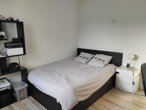 3 slaapkamers, een strijkplank/strijkijzer, gratis wifi, beddengoed