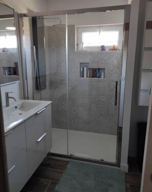 Douche, sèche-cheveux, serviettes fournies, savon