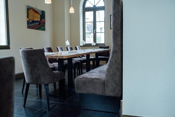 A conference room with a long table, several chairs, and a sofa.