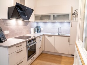 Kühlschrank, Ofen, Herdplatte, Geschirrspüler