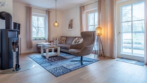 Ein modernes Wohnzimmer mit einer Couch, einem Couchtisch und einem Kamin.