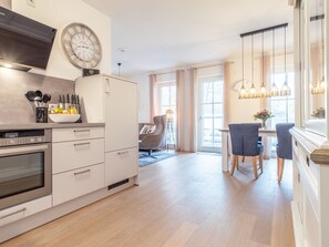 ثلاجة، فرن، موقد طهي مسطح، غسالة أطباق